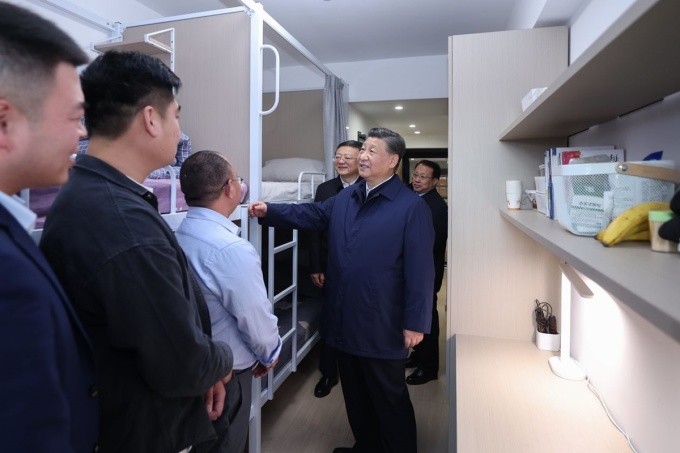 Chủ tịch Trung Quốc Tập Cận Bình đi kiểm tra một khu nhà cho thuê được chính phủ trợ cấp ở Thượng Hải tháng 11/2023. Ảnh: Xinhua