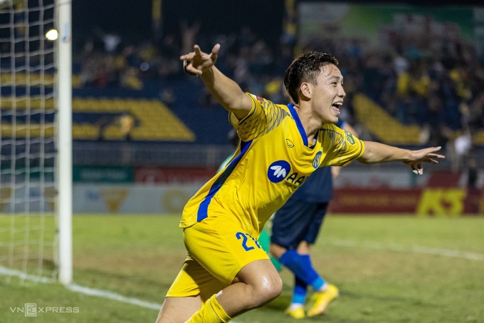 Phan Xuân Đại ăn mừng bàn ấn định chiến thắng 2-0 cho SLNA trước Bình Định. Ảnh: Phi Hùng