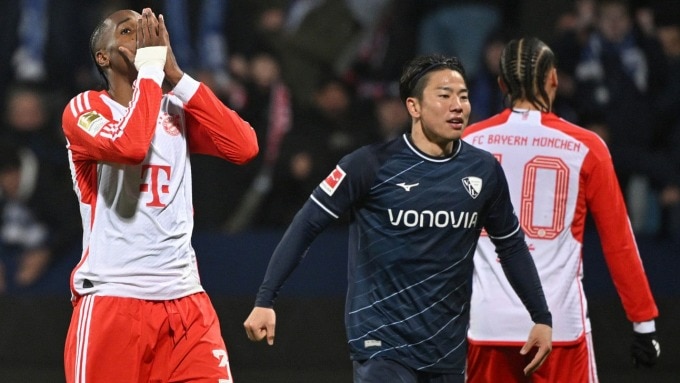 Tiền đạo Nhật Bản Takuma Asano mừng bàn gỡ 1-1 cho Bochum trong trận thắng ngược Bayern 3-1 ở vòng 22 Bundesliga ngày 18/2. Ảnh: Reuters