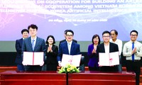 Anh Nguyễn Văn Minh Đức (bìa phải, đại diện VKAI Hub) kí kết hợp tác với Hiệp hội Trí tuệ nhân tạo Hàn Quốc để xây dựng Hệ sinh thái toàn cầu về trí tuệ nhân tạo Ảnh: Giang Thanh