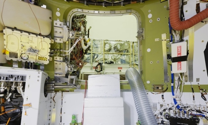 Khoang nội thất đang được lắp đặt của tàu Orion tại Trung tâm vũ trụ Kennedy. Ảnh: NASA