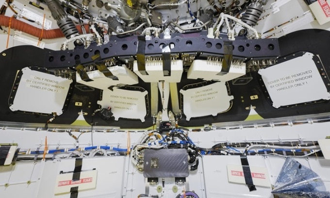 Cửa sổ bao quanh buồng lái của tàu vũ trụ Orion. Ảnh: NASA