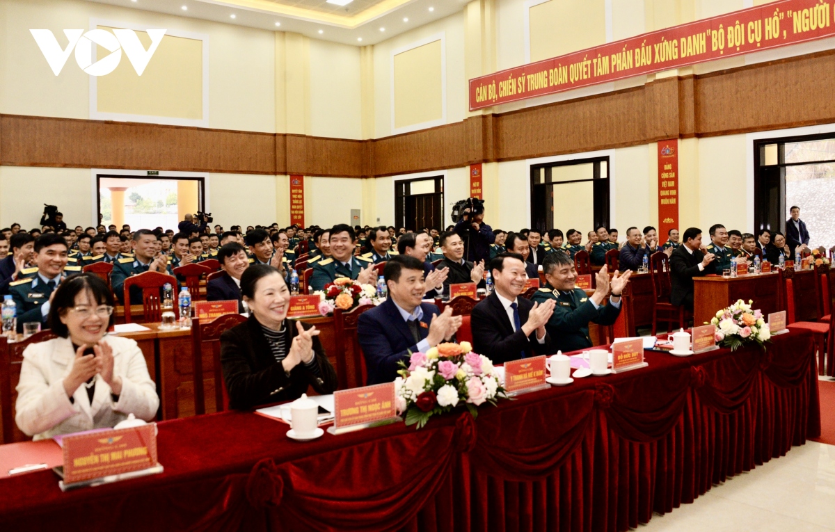 chủ tịch quốc hội vương Đình huệ chúc tết trung đoàn không quân 921 hình ảnh 2 chu tich quoc hoi vuong Dinh hue chuc tet trung doan khong quan 921 hinh anh 2