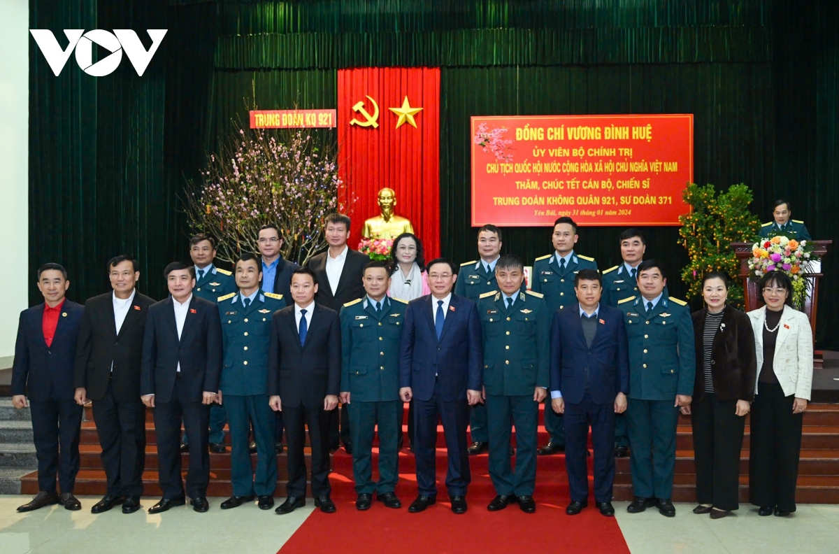 chủ tịch quốc hội vương Đình huệ chúc tết trung đoàn không quân 921 hình ảnh 4 chu tich quoc hoi vuong Dinh hue chuc tet trung doan khong quan 921 hinh anh 4