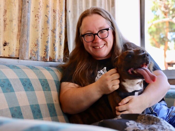 Alys cùng chó cưng sống trong căn nhà rẻ nhất Australia. Ảnh: CNN