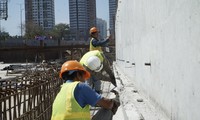 Công nhân đội nắng, thi công xuyên Tết ở dự án nút giao thông hơn 3.400 tỷ đồng