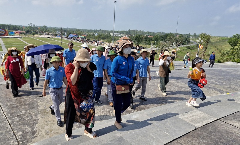Riêng trong ngày mùng 8 tháng Giêng có khoảng hơn 6.000 lượt người dân, du khách đến dâng hương, vãn cảnh chùa Hương Tích