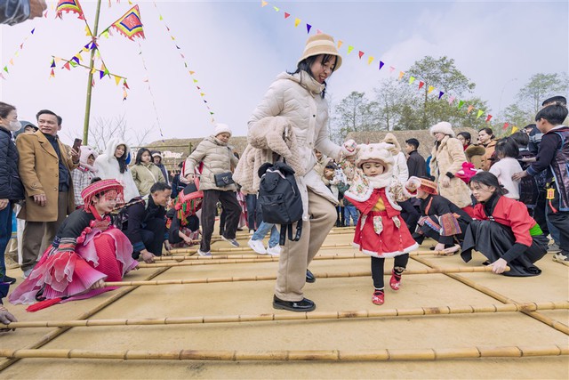 Sa Pa: Sun World Fansipan Legend miễn phí vé tàu hỏa Mường Hoa cho 5 tỉnh phía Bắc - Ảnh 3. Sa Pa: Sun World Fansipan Legend miễn phí vé tàu hỏa Mường Hoa cho 5 tỉnh phía Bắc - Ảnh 3.