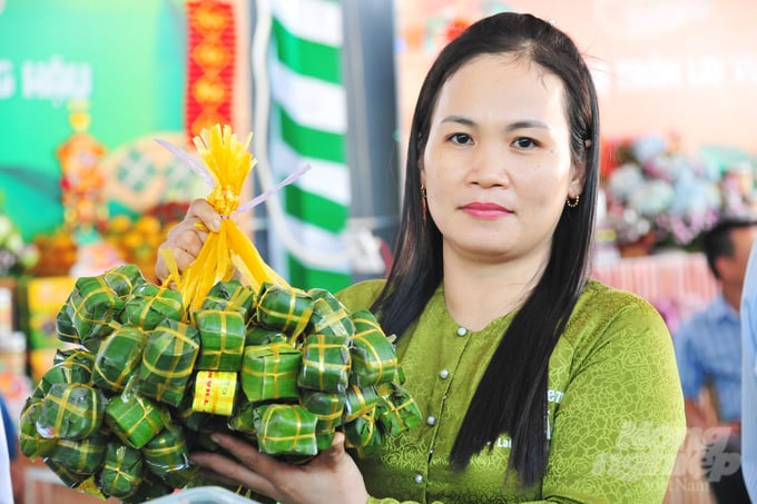 Những chiếc nem Lai Vung thơm lừng cùng hình ảnh những người dân Lai Vung nghĩa tình, mến khách. Ảnh: Lê Hoàng Vũ.