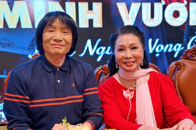 Nghệ sĩ Minh Vương bên Bạch Tuyết trong sự kiện ra mắt liveshow - diễn ra tối 16/3 tại Nhà hát Bến Thành (TP HCM). Ảnh: Mai Nhật
