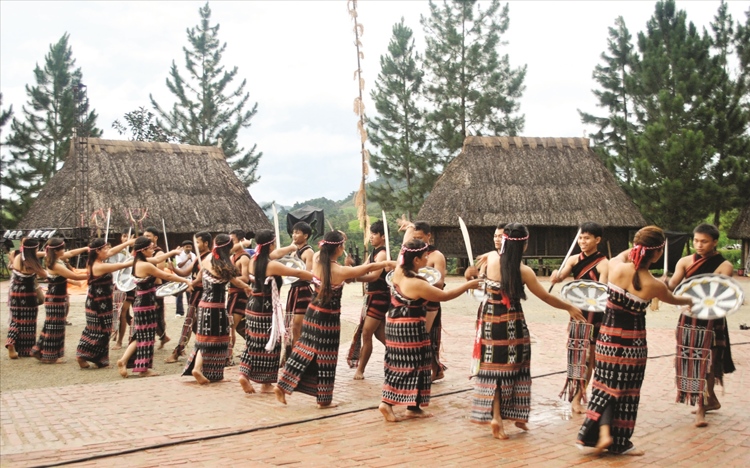 Nhờ công lao của Đảng, Bác Hồ, đồng bào Cơ Tu có cuộc sống ấm no, hạnh phúc Nhờ công lao của Đảng, Bác Hồ, đồng bào Cơ Tu có cuộc sống ấm no, hạnh phúc