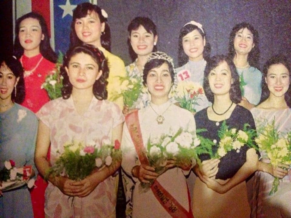 Hoa hậu Bùi Bích Phương (người đội vương miện), Á hậu Thu Mai (thứ 2 từ trái qua) cùng các thí sinh trong Top 10 Hoa hậu toàn quốc báo Tiền Phong 1988 - Ảnh: TƯ LIỆU