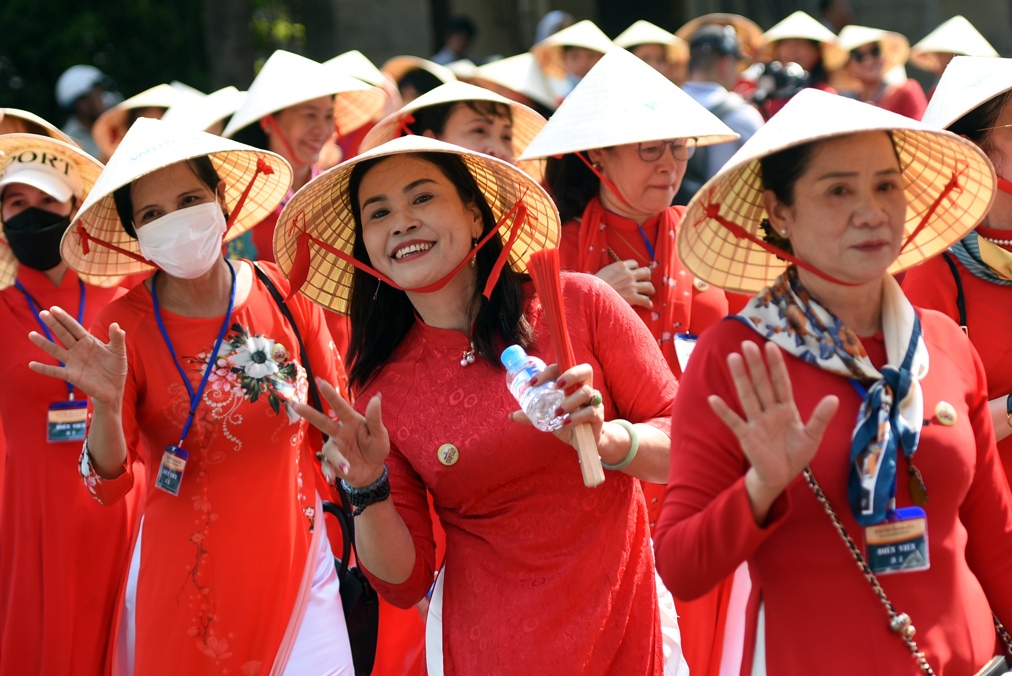 Người dân Biên Hòa nô nức với lễ Nghinh thần- Ảnh 4. Các cô gái mặc trang phục truyền thống áo dài, nón lá Việt Nam tham gia tại buổi lễ Nghinh thần