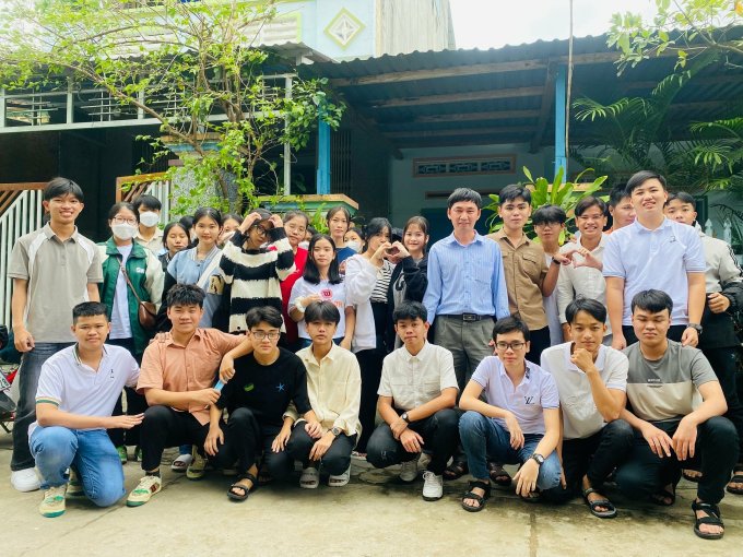 Kiên (ngồi, thứ tư từ phải sang) và các bạn cùng lớp tới thăm thầy Tốc nhân ngày Nhà giáo Việt Nam 20/11/2023. Ảnh: Nhân vật cung cấp