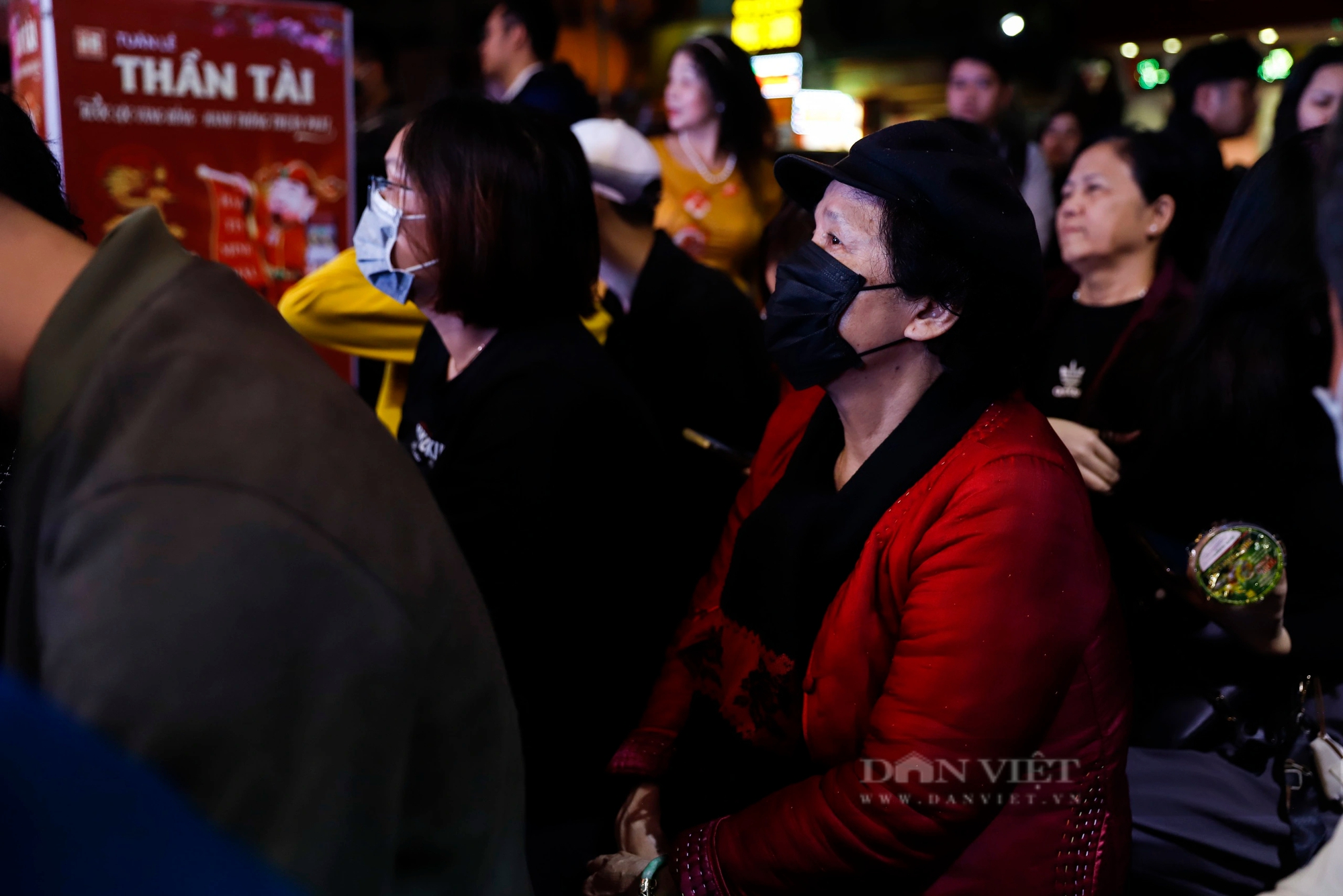 Ngày vía Thần Tài: Nơi xếp hàng từ 3h sáng, nơi vắng như "chùa Bà Đanh"- Ảnh 5. Ngày vía Thần Tài: Nơi xếp hàng từ 3h sáng, nơi vắng như "chùa Bà Đanh"- Ảnh 5.
