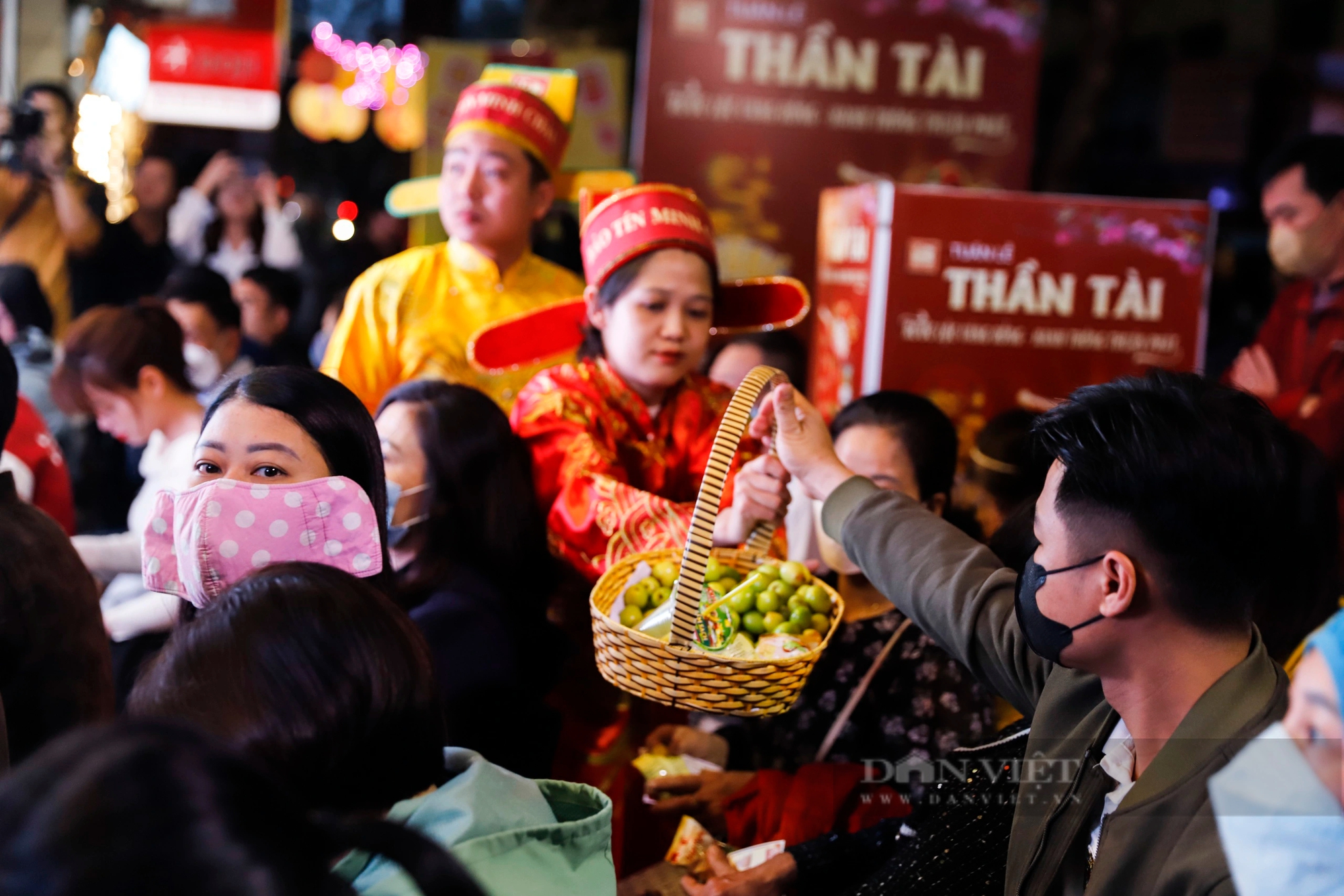Ngày vía Thần Tài: Nơi xếp hàng từ 3h sáng, nơi vắng như "chùa Bà Đanh"- Ảnh 6. Ngày vía Thần Tài: Nơi xếp hàng từ 3h sáng, nơi vắng như "chùa Bà Đanh"- Ảnh 6.