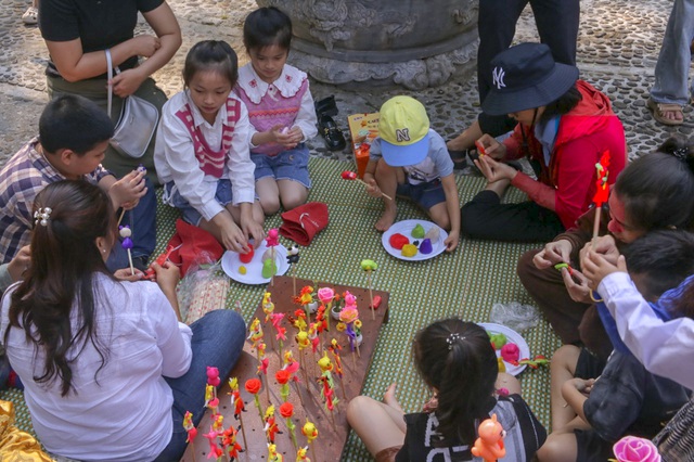 Đông đảo người dân dự khai hội đền Huyền Trân năm 2024 - Ảnh 6. Đông đảo người dân dự khai hội đền Huyền Trân năm 2024 - Ảnh 6.