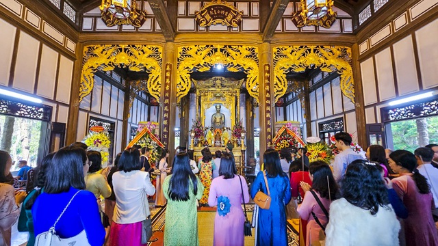 Đông đảo người dân dự khai hội đền Huyền Trân năm 2024 - Ảnh 5. Đông đảo người dân dự khai hội đền Huyền Trân năm 2024 - Ảnh 5.