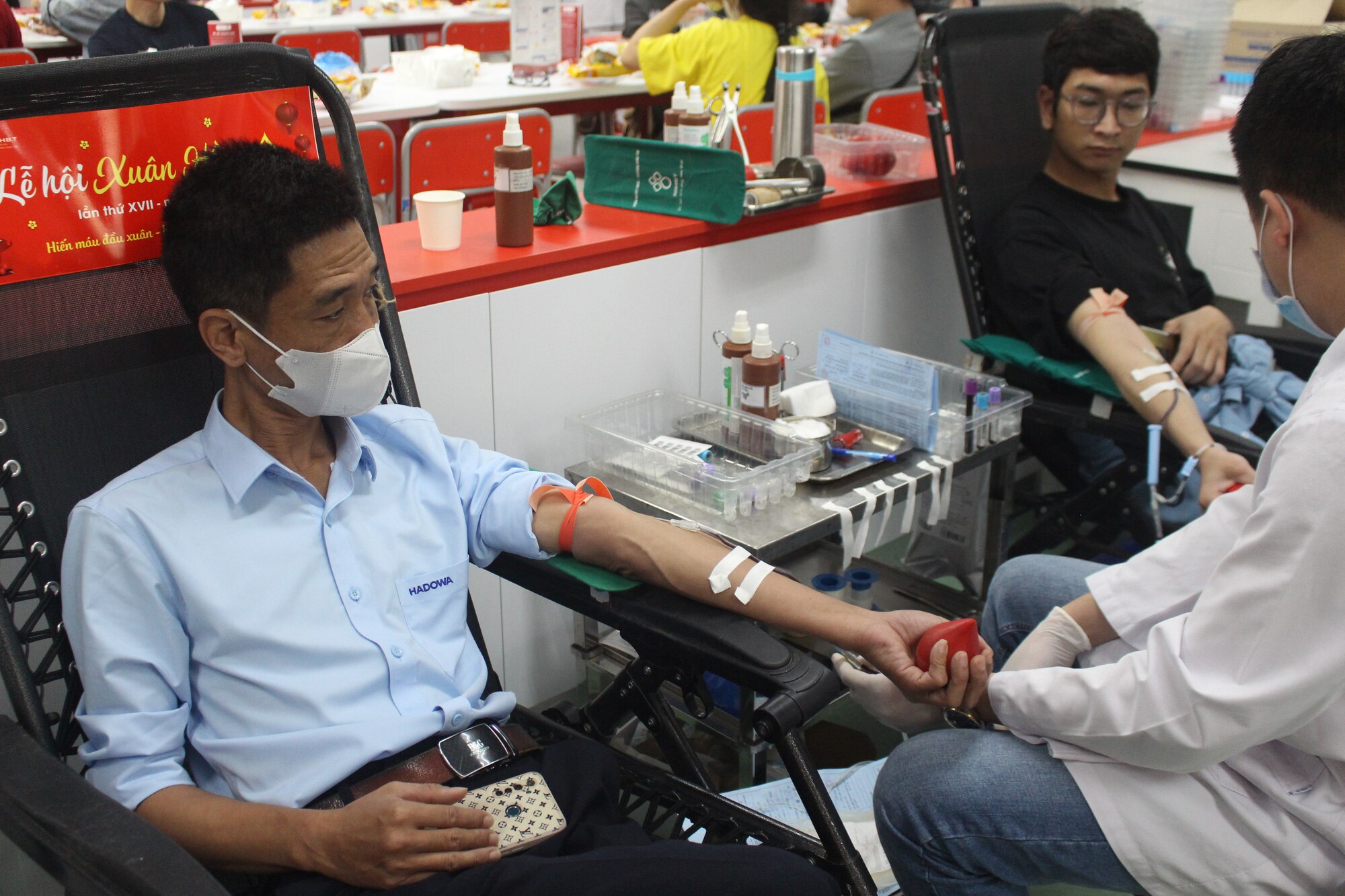 Anh Tường Duy Đông (quận Hà Đông, Hà Nội) tranh thủ giờ nghỉ trưa để hiến máu tình nguyện tại Lễ hội Xuân hồng - Ảnh: DƯƠNG LIỄU