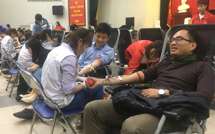 Tranh thủ giờ nghỉ trưa, 'hẹn hò' tại Lễ hội Xuân hồng- Ảnh 4. Lễ hội Xuân hồng: Dự kiến tiếp nhận 5.000 đơn vị máu
