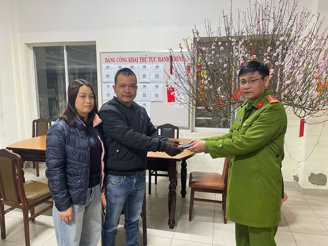 Một học sinh Đà Lạt trả lại điện thoại trị giá 18 triệu đồng cho người mất- Ảnh 2. Một học sinh Đà Lạt trả lại điện thoại trị giá 18 triệu đồng cho người mất- Ảnh 2.