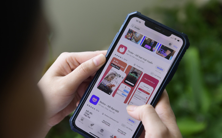 Gen Z từ bỏ ứng dụng hẹn hò vì tốn thời gian- Ảnh 3. Khi điện thoại "nửa kia" có app hẹn hò