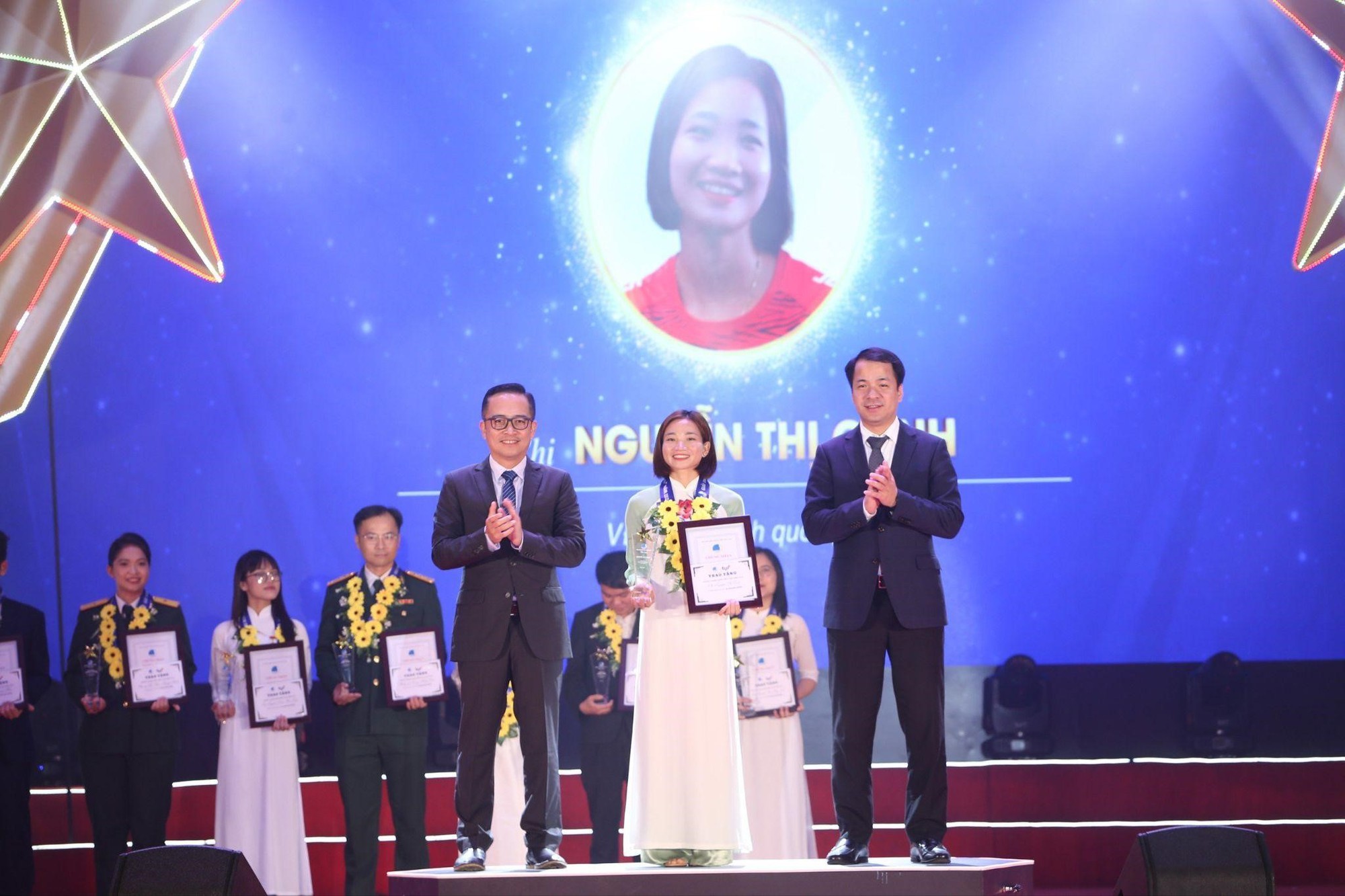 Vận động viên Nguyễn Thị Oanh - một trong những đại diện tiêu biểu ở lĩnh vực hoạt động văn hóa, văn nghệ, TDTT được tôn vinh tại lễ trao giải Vận động viên Nguyễn Thị Oanh - một trong những đại diện tiêu biểu ở lĩnh vực hoạt động văn hóa, văn nghệ, TDTT được tôn vinh tại lễ trao giải