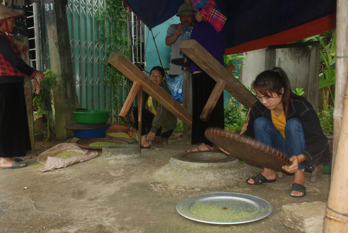 dsc_1212-102656_224.jpg Giã cốm. Ảnh: Nguyễn Tuấn Anh.