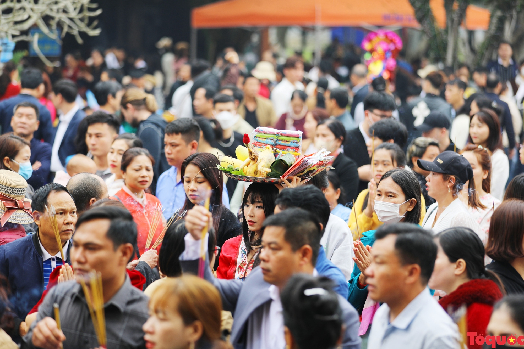 Đền Mẫu Âu Cơ đón hàng chục nghìn du khách trong ngày giỗ Tổ Mẫu Âu Cơ - Ảnh 3. Đền Mẫu Âu Cơ đón hàng chục nghìn du khách trong ngày giỗ Tổ Mẫu Âu Cơ - Ảnh 3.