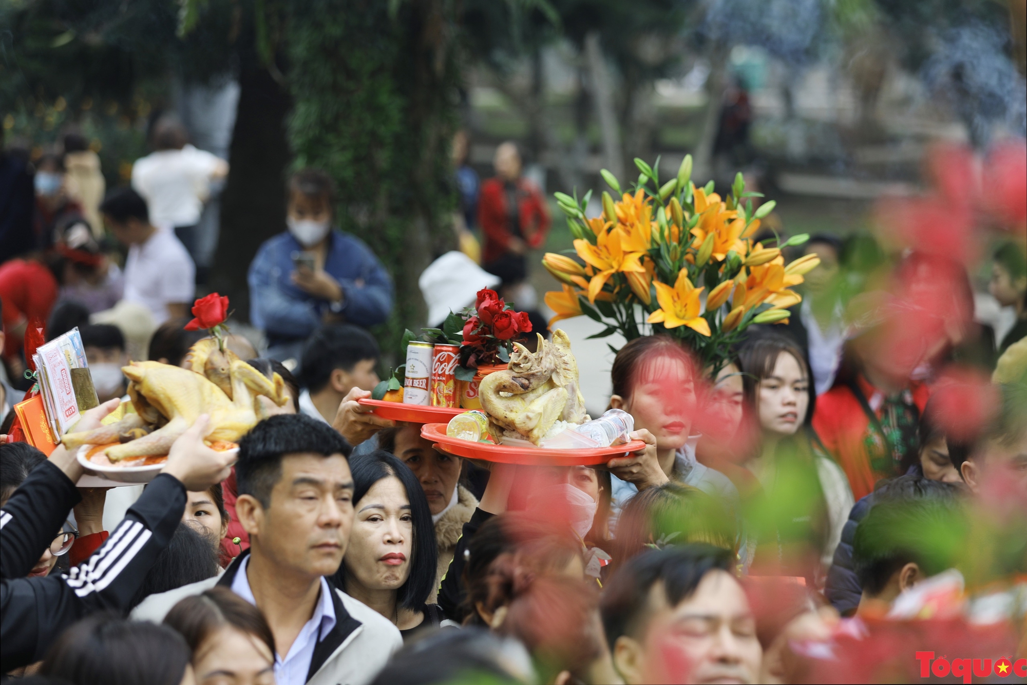Đền Mẫu Âu Cơ đón hàng chục nghìn du khách trong ngày giỗ Tổ Mẫu Âu Cơ - Ảnh 5. Đền Mẫu Âu Cơ đón hàng chục nghìn du khách trong ngày giỗ Tổ Mẫu Âu Cơ - Ảnh 5.