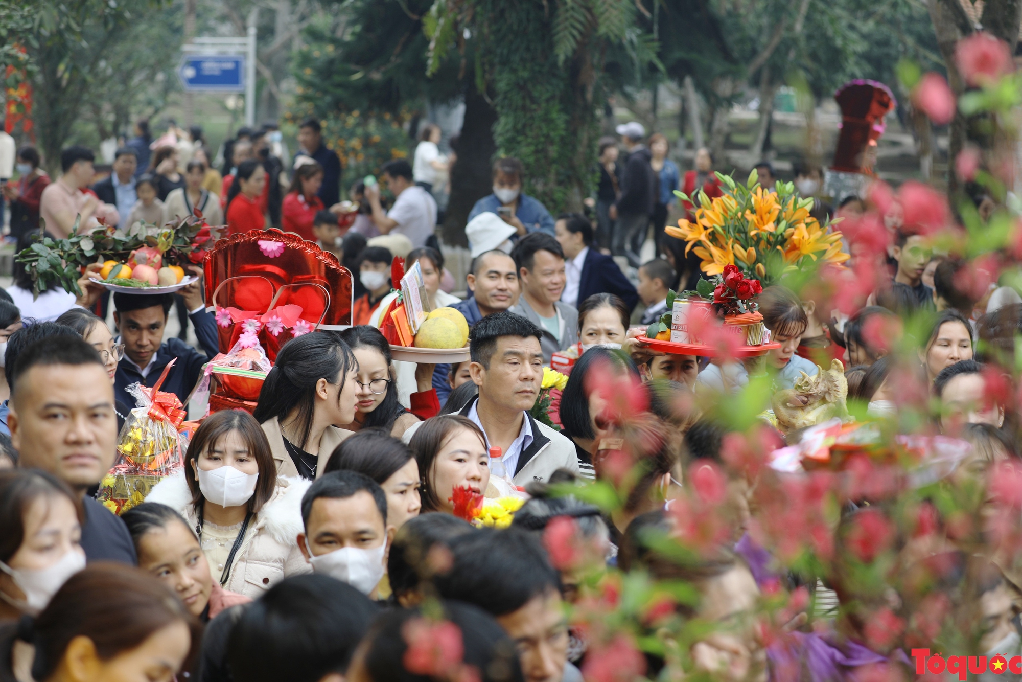 Đền Mẫu Âu Cơ đón hàng chục nghìn du khách trong ngày giỗ Tổ Mẫu Âu Cơ - Ảnh 4. Đền Mẫu Âu Cơ đón hàng chục nghìn du khách trong ngày giỗ Tổ Mẫu Âu Cơ - Ảnh 4.