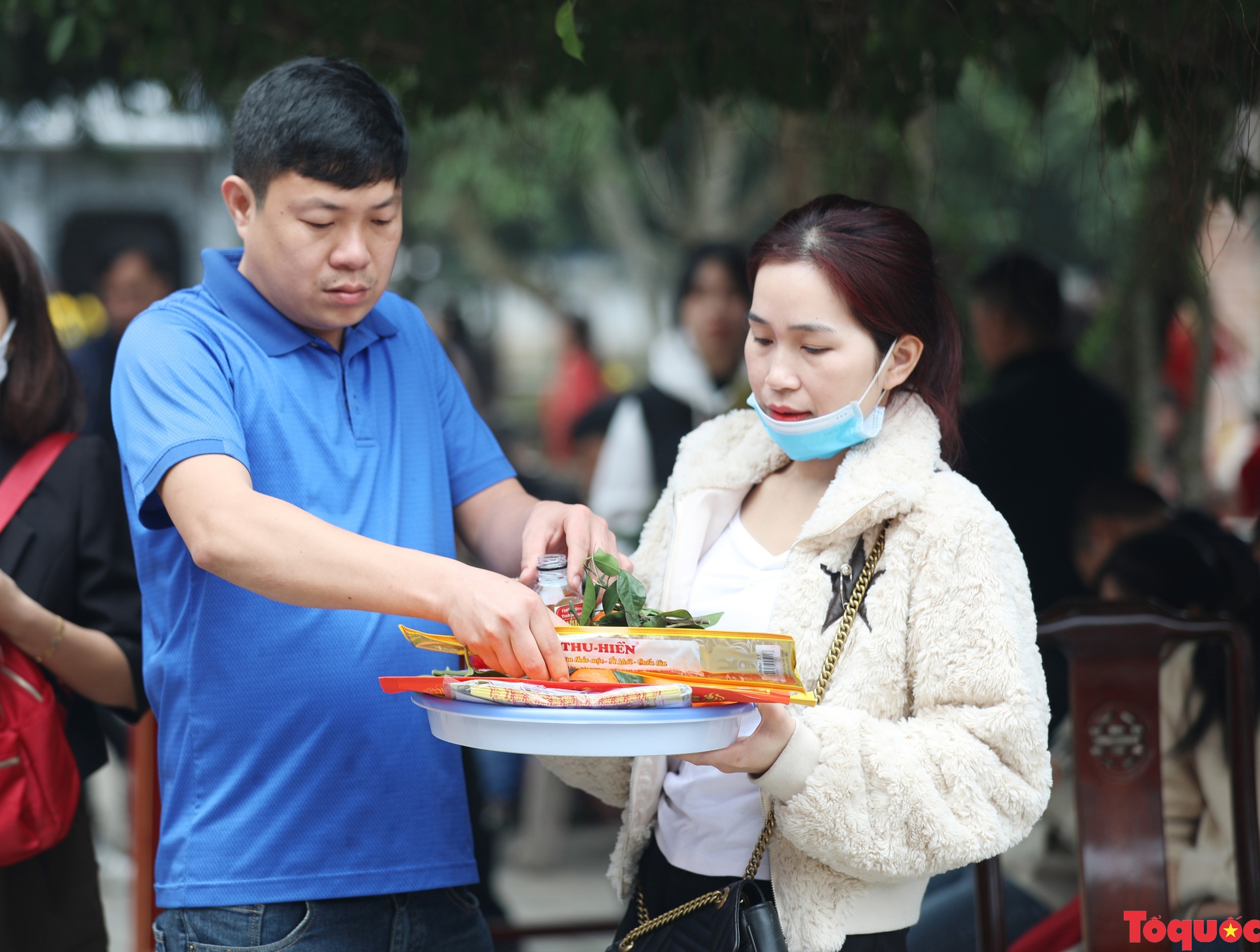 Đền Mẫu Âu Cơ đón hàng chục nghìn du khách trong ngày giỗ Tổ Mẫu Âu Cơ - Ảnh 6. Đền Mẫu Âu Cơ đón hàng chục nghìn du khách trong ngày giỗ Tổ Mẫu Âu Cơ - Ảnh 6.