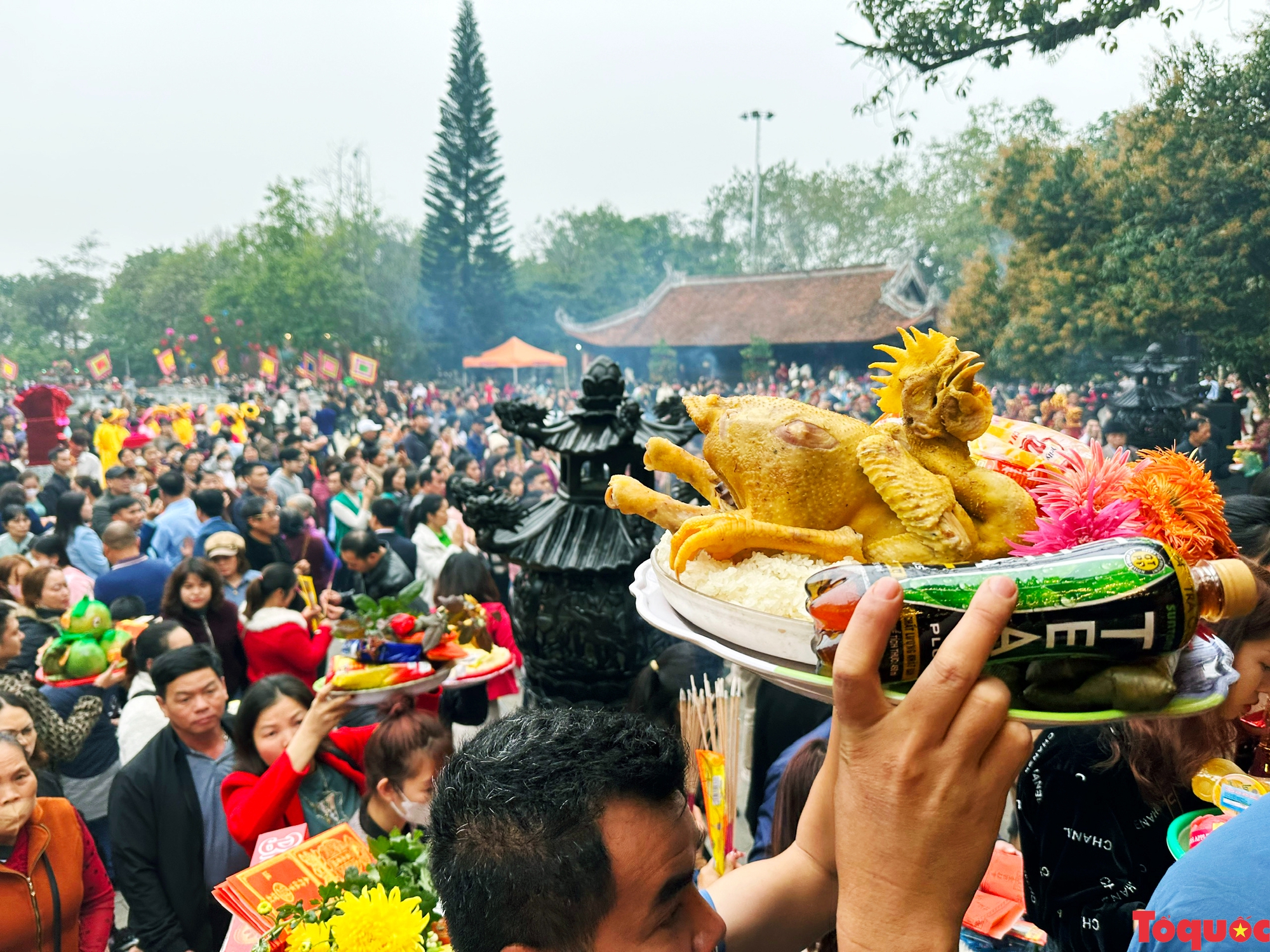Đền Mẫu Âu Cơ đón hàng chục nghìn du khách trong ngày giỗ Tổ Mẫu Âu Cơ - Ảnh 8. Đền Mẫu Âu Cơ đón hàng chục nghìn du khách trong ngày giỗ Tổ Mẫu Âu Cơ - Ảnh 8.