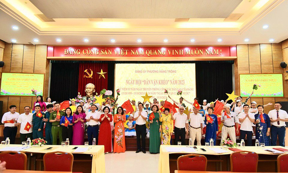 Ngày hội “Dân vận khéo” tại phường Hàng Trống, quận Hoàn Kiếm, thu hút sự tham gia đông đảo của các tầng lớp Nhân dân.