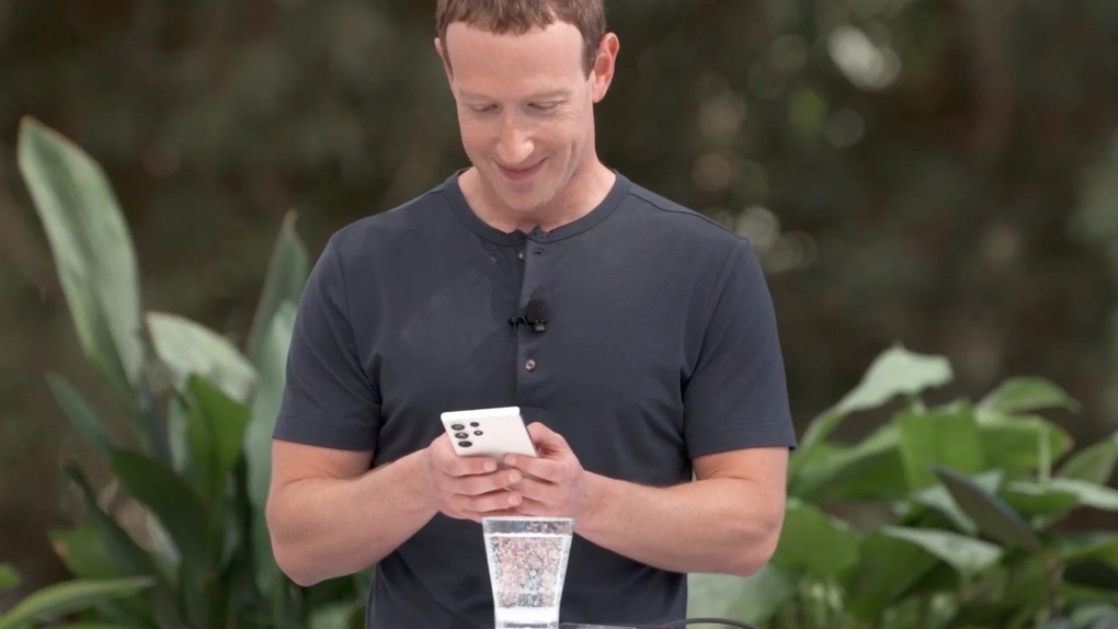 Bill Gates, Mark Zuckerberg và các tỷ phú đang dùng smartphone gì? - 2 Bill Gates, Mark Zuckerberg và các tỷ phú đang dùng smartphone gì? - 2