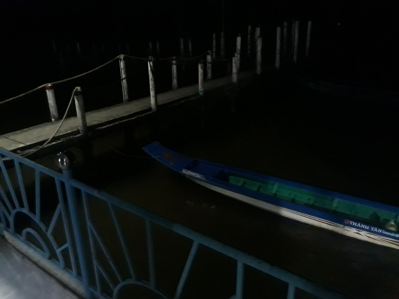 Chiếc vỏ lãi trong đêm trên đầm Thị Tường (Cà Mau) - Ảnh: NGUYỄN THANH BÌNH Chiếc vỏ lãi trong đêm trên đầm Thị Tường (Cà Mau) - Ảnh: NGUYỄN THANH BÌNH