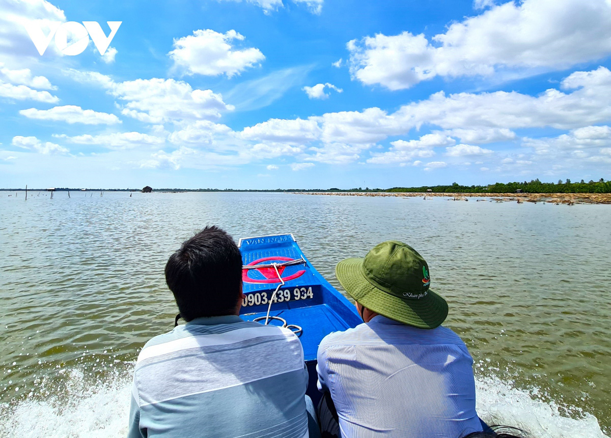 Tết ghé đầm Thị Tường thưởng thức đêm xuân- Ảnh 4. Các hộ dân làm du lịch tự phát trên đầm Thị Tường - Ảnh: VOV