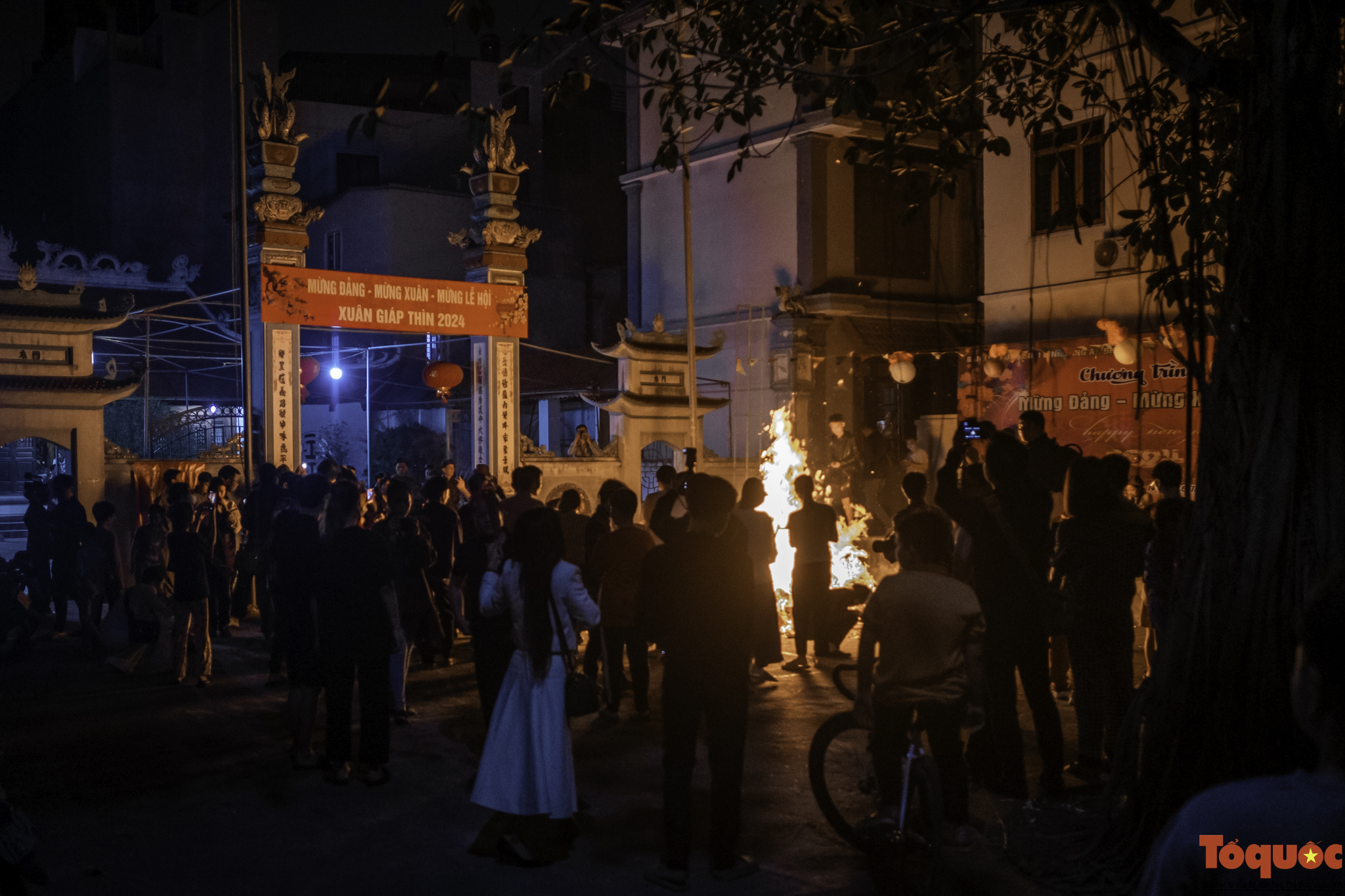 Lễ rước lửa cầu may mắn đầu năm của người dân làng An Định - Ảnh 8. Lễ rước lửa cầu may mắn đầu năm của người dân làng An Định - Ảnh 8.