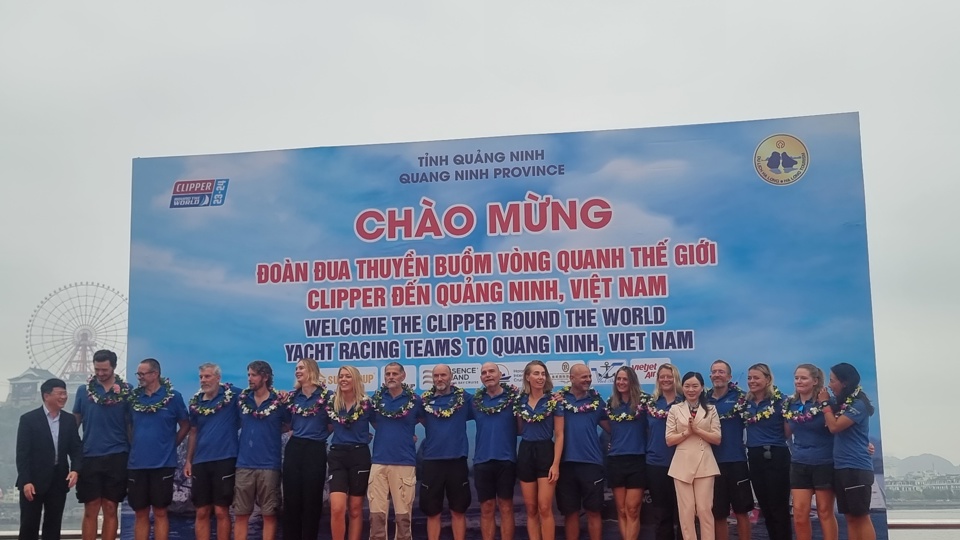 Các đội đua đều vui mừng khi được đến tham quan tại Vịnh Hạ Long. Ảnh Vĩnh Quân
