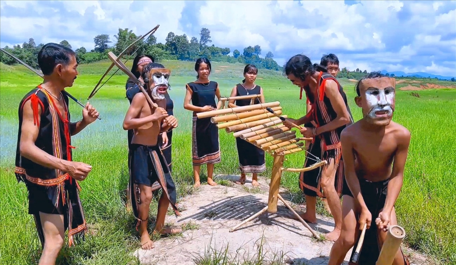 Nghệ nhân A Thuih đánh đàn t’rưng trong lễ hội của làng. Nghệ nhân A Thuih đánh đàn t’rưng trong lễ hội của làng.