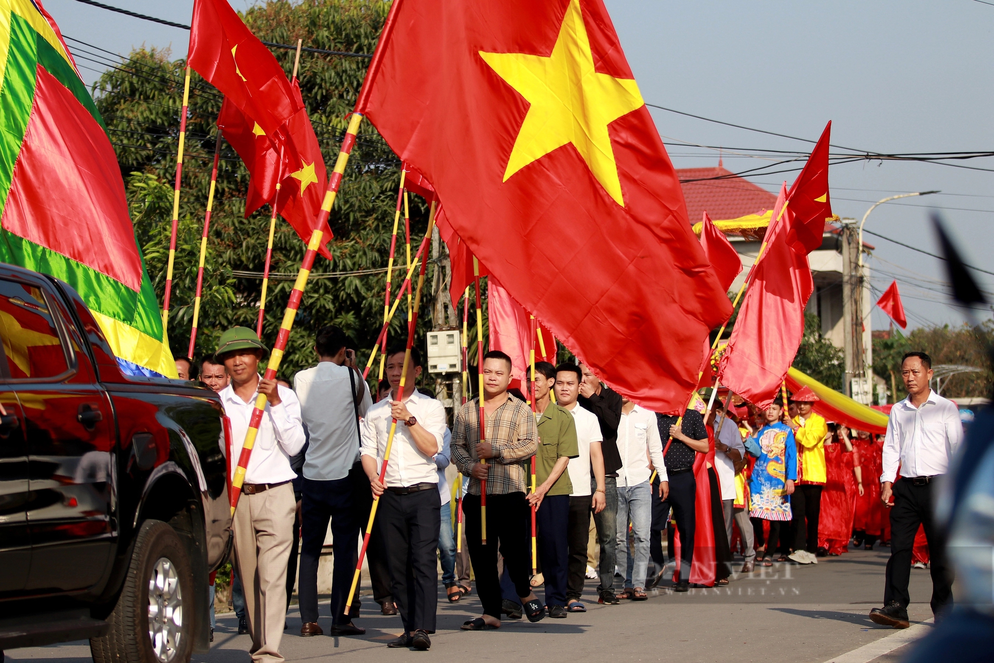 Dòng người mặc áo dài, đầu đội mâm bánh chưng tham gia hội thi tại ngày giỗ vua Mai Hắc Đế- Ảnh 4. Dòng người mặc áo dài, đầu đội mâm bánh chưng tham gia hội thi tại ngày giỗ vua Mai Hắc Đế- Ảnh 4.