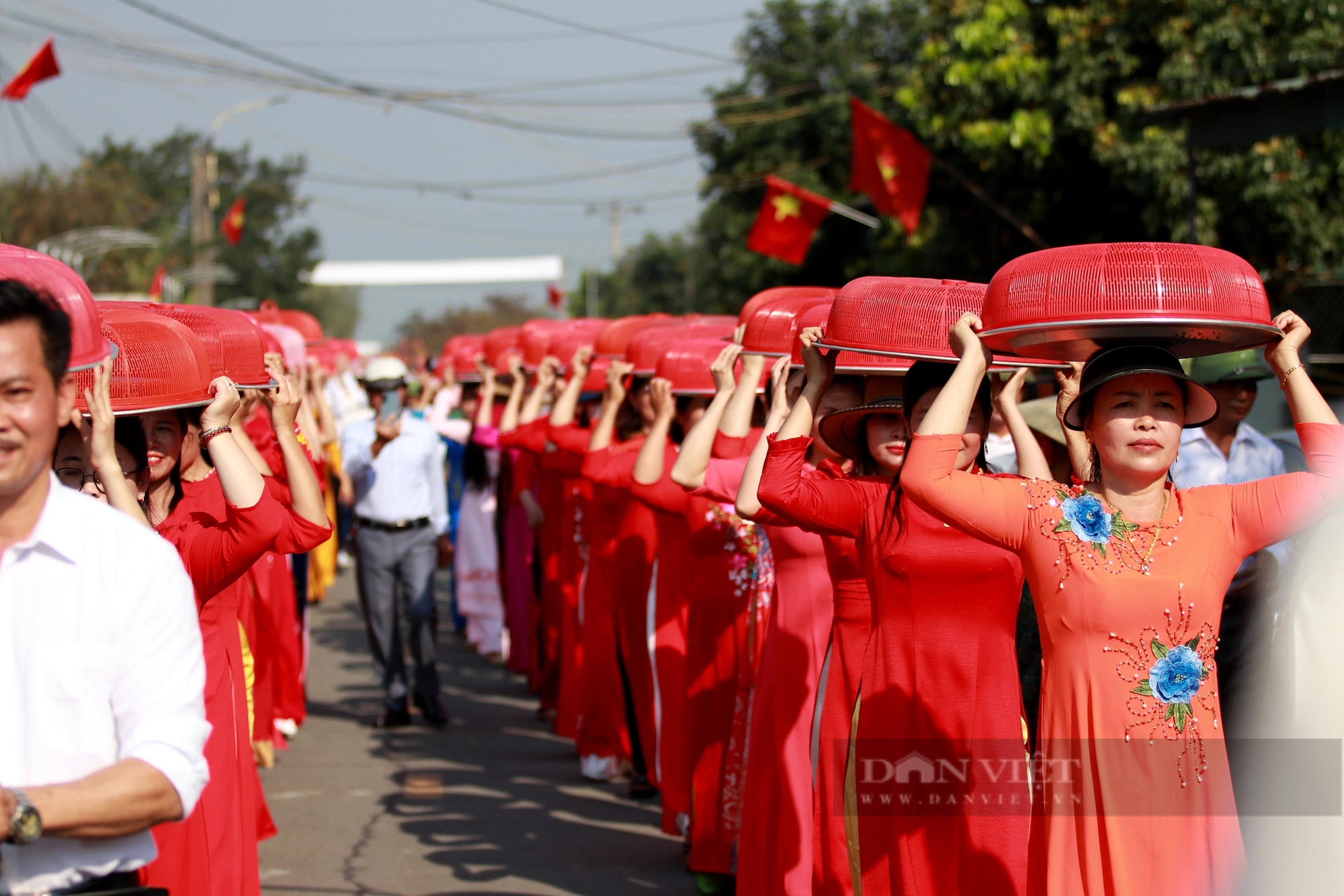 Dòng người mặc áo dài, đầu đội mâm bánh chưng tham gia hội thi tại ngày giỗ vua Mai Hắc Đế- Ảnh 5. Dòng người mặc áo dài, đầu đội mâm bánh chưng tham gia hội thi tại ngày giỗ vua Mai Hắc Đế- Ảnh 5.