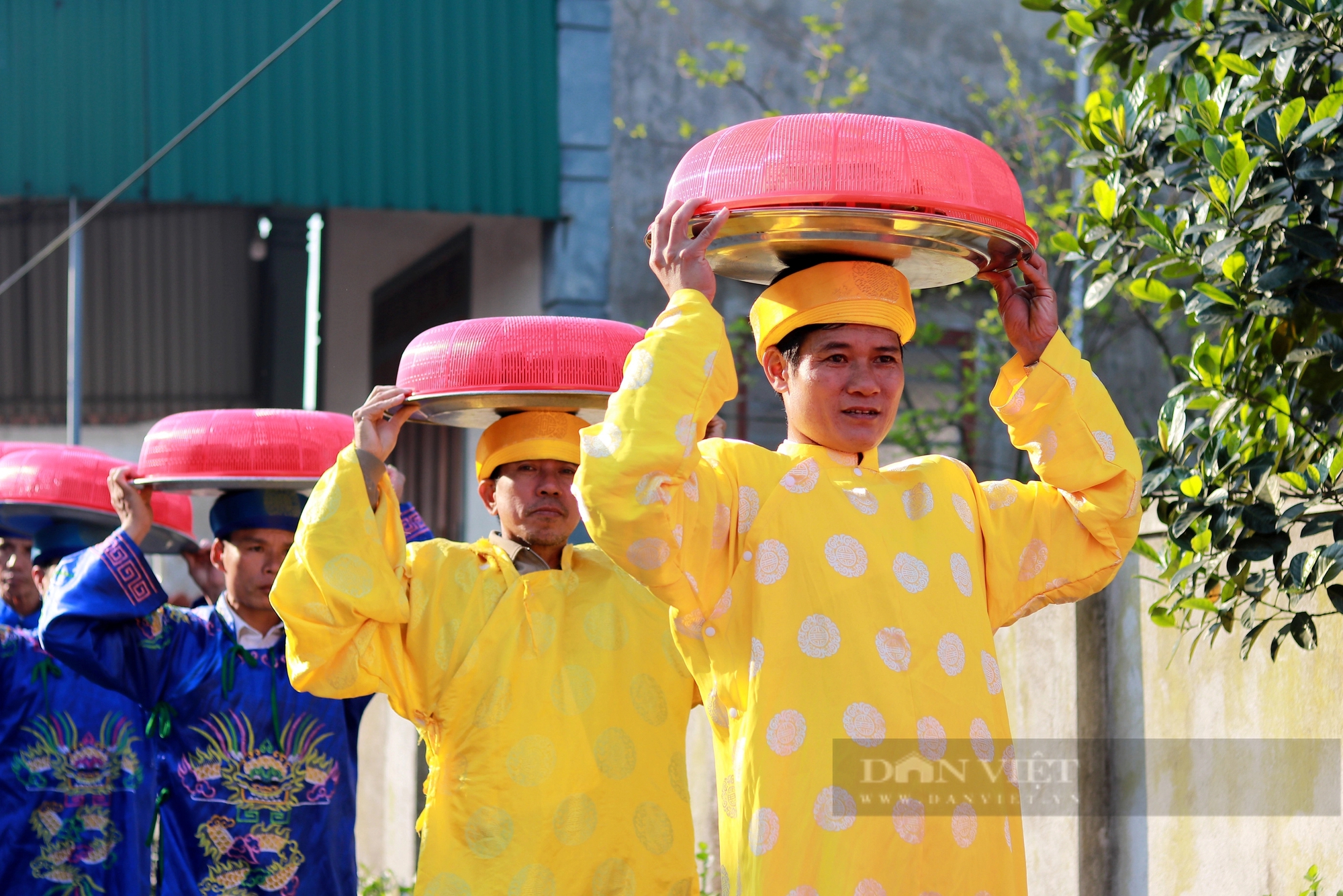 Dòng người mặc áo dài, đầu đội mâm bánh chưng tham gia hội thi tại ngày giỗ vua Mai Hắc Đế- Ảnh 7. Dòng người mặc áo dài, đầu đội mâm bánh chưng tham gia hội thi tại ngày giỗ vua Mai Hắc Đế- Ảnh 7.