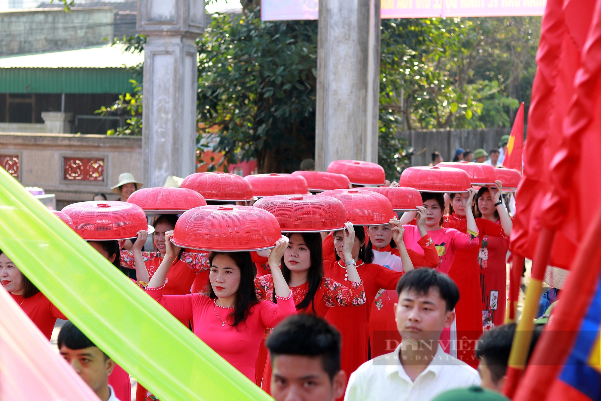 Dòng người mặc áo dài, đầu đội mâm bánh chưng tham gia hội thi tại ngày giỗ vua Mai Hắc Đế- Ảnh 6. Dòng người mặc áo dài, đầu đội mâm bánh chưng tham gia hội thi tại ngày giỗ vua Mai Hắc Đế- Ảnh 6.