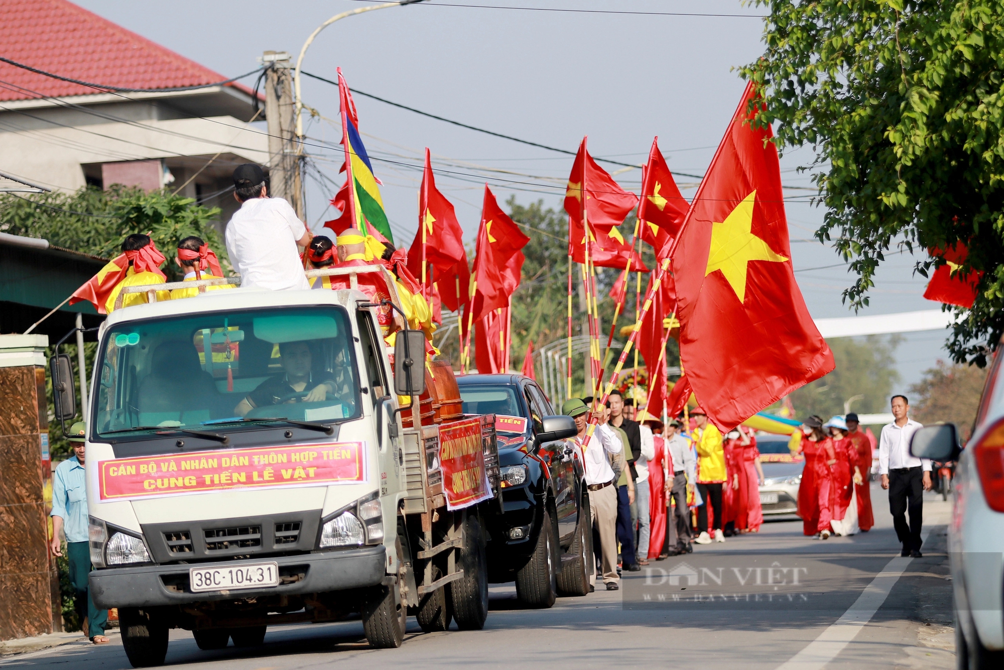 Dòng người mặc áo dài, đầu đội mâm bánh chưng tham gia hội thi tại ngày giỗ vua Mai Hắc Đế- Ảnh 8. Dòng người mặc áo dài, đầu đội mâm bánh chưng tham gia hội thi tại ngày giỗ vua Mai Hắc Đế- Ảnh 8.
