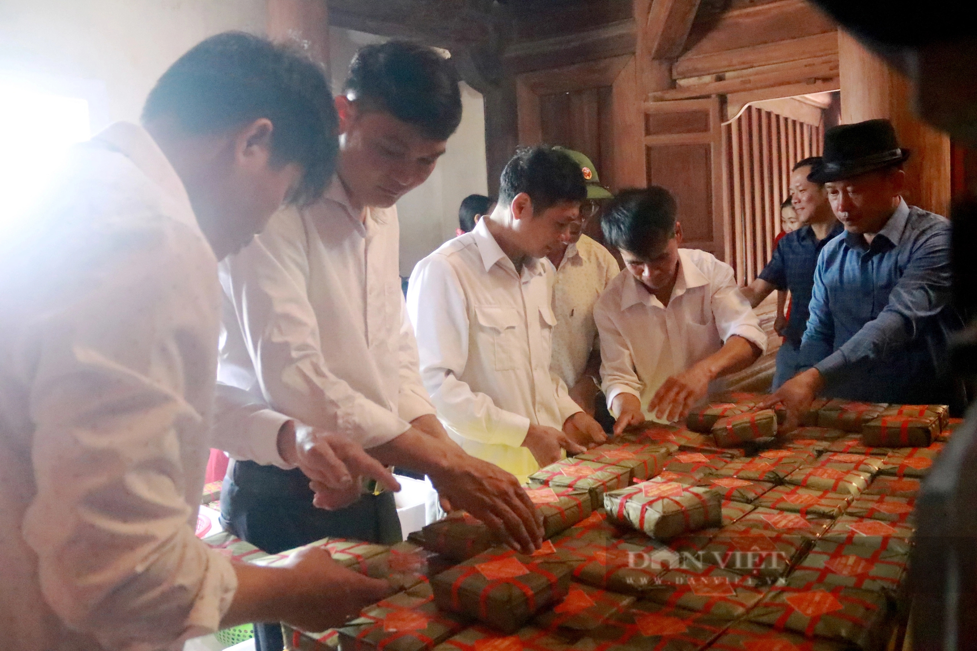 Dòng người mặc áo dài, đầu đội mâm bánh chưng tham gia hội thi tại ngày giỗ vua Mai Hắc Đế- Ảnh 10. Dòng người mặc áo dài, đầu đội mâm bánh chưng tham gia hội thi tại ngày giỗ vua Mai Hắc Đế- Ảnh 10.
