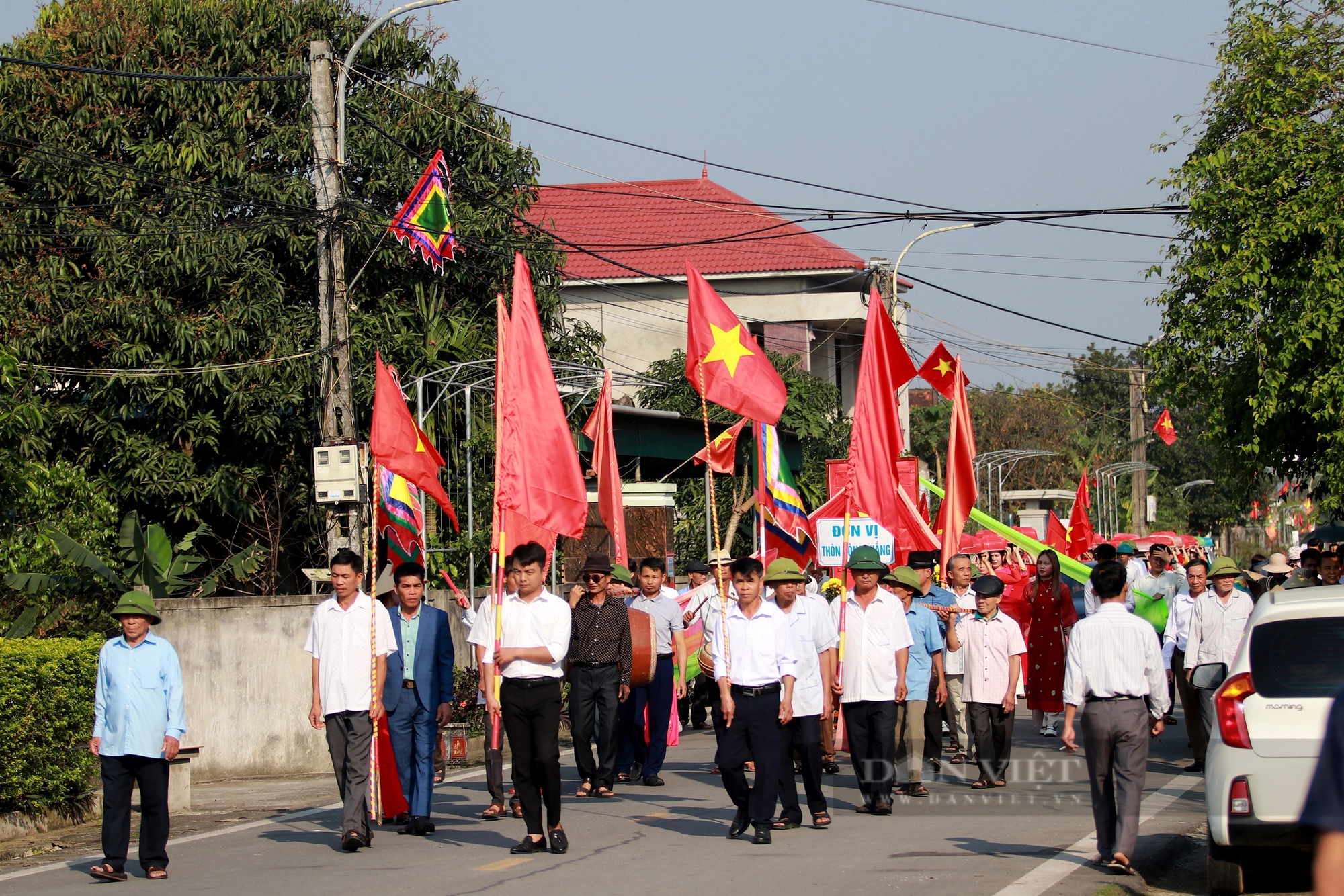 Dòng người mặc áo dài, đầu đội mâm bánh chưng tham gia hội thi tại ngày giỗ vua Mai Hắc Đế- Ảnh 9. Dòng người mặc áo dài, đầu đội mâm bánh chưng tham gia hội thi tại ngày giỗ vua Mai Hắc Đế- Ảnh 9.