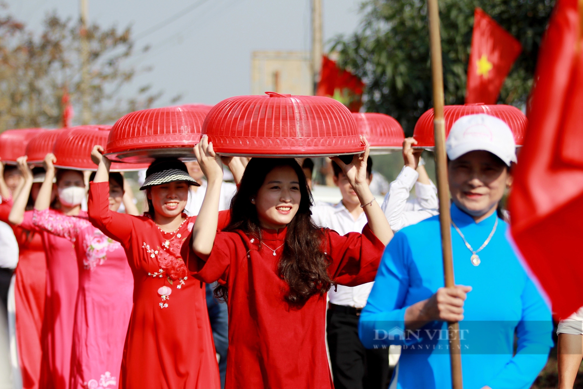 Dòng người mặc áo dài, đầu đội mâm bánh chưng tham gia hội thi tại ngày giỗ vua Mai Hắc Đế- Ảnh 12. Dòng người mặc áo dài, đầu đội mâm bánh chưng tham gia hội thi tại ngày giỗ vua Mai Hắc Đế- Ảnh 12.
