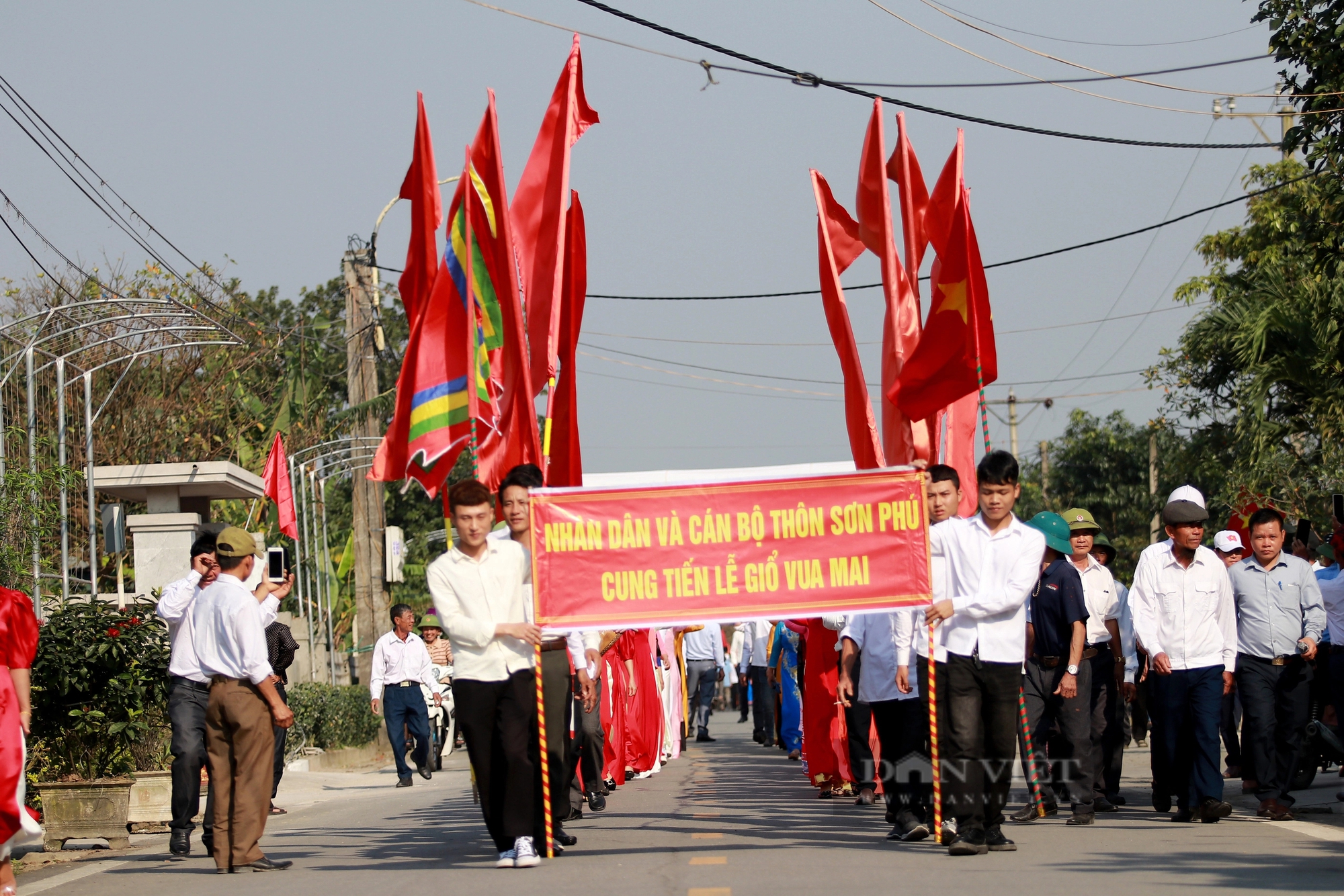 Dòng người mặc áo dài, đầu đội mâm bánh chưng tham gia hội thi tại ngày giỗ vua Mai Hắc Đế- Ảnh 14. Dòng người mặc áo dài, đầu đội mâm bánh chưng tham gia hội thi tại ngày giỗ vua Mai Hắc Đế- Ảnh 14.
