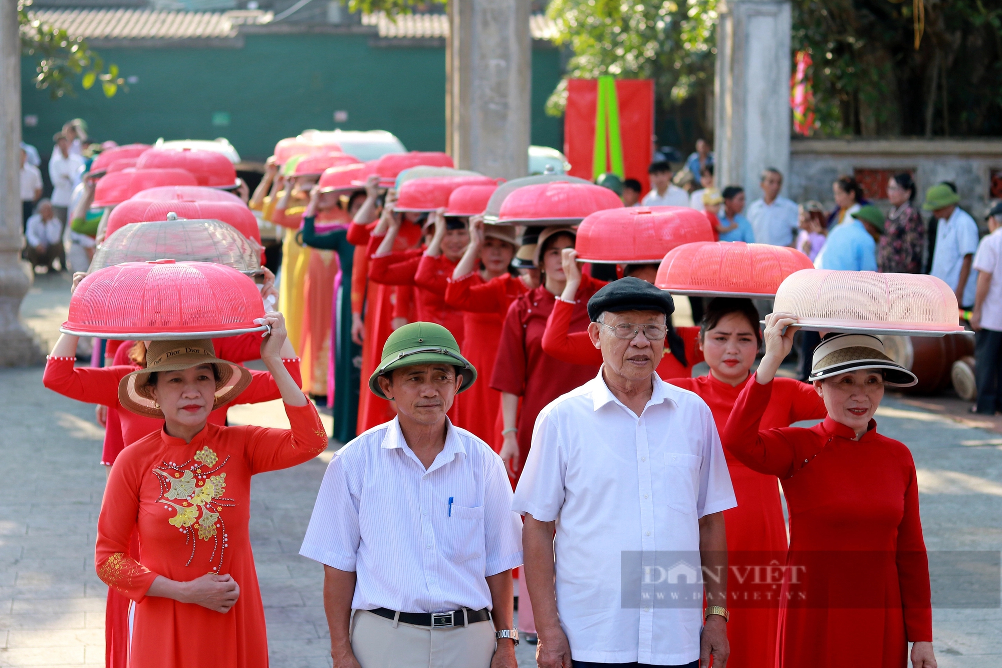 Dòng người mặc áo dài, đầu đội mâm bánh chưng tham gia hội thi tại ngày giỗ vua Mai Hắc Đế- Ảnh 15. Dòng người mặc áo dài, đầu đội mâm bánh chưng tham gia hội thi tại ngày giỗ vua Mai Hắc Đế- Ảnh 15.